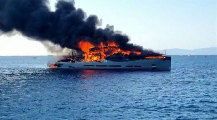 ESPECTACULAR INCENDIO QUEMA UN LUJOSO YATE DE 45 METROS DE UN MILLONARIO ITALIANO EN FORMENTERA