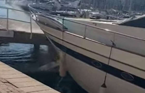 VIDEO – UN YATE FUERA DE CONTROL SE CHOCA Y DESTROZA PARTE DEL PUERTO DE ALICANTE