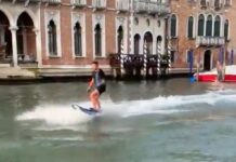 MULTAN A DOS TURISTAS POR SURFEAR EN EL GRAN CANAL DE VENECIA