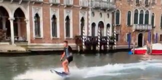 MULTAN A DOS TURISTAS POR SURFEAR EN EL GRAN CANAL DE VENECIA