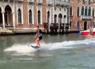MULTAN A DOS TURISTAS POR SURFEAR EN EL GRAN CANAL DE VENECIA