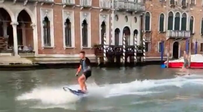 MULTAN A DOS TURISTAS POR SURFEAR EN EL GRAN CANAL DE VENECIA