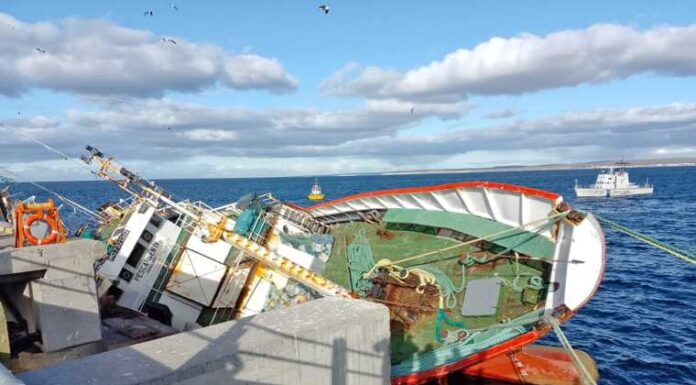SE HUNDIÓ UN BUQUE EN EL MUELLE DE PUERTO MADRYN