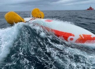 MILAGRO: ASÍ SE RESCATÓ A UN HOMBRE QUE AGUANTÓ 16 HORAS BAJO SU VELERO VOLCADO EN GALICIA