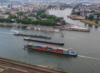 EL TRAFICO SE ACUMULA EN EL RÍO RIN DE ALEMANIA TRAS LA AVERÁIA DE UN MOTOR DE UN BUQUE