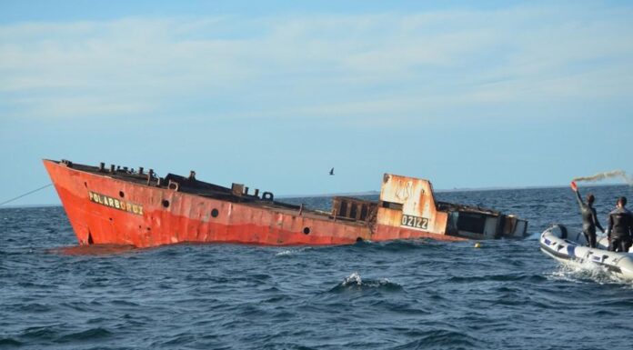 UN NUEVO BARCO SE HUNDE EN LAS GRUTAS: EL PARQUE SUBMARINO NO PARA DE CRECER