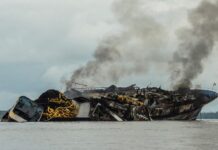 VIDEO – RESCATAN A 29 TRIPULANTES DE UN BARCO ATUNERO ARDIENDO EN COLOMBIA