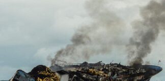 VIDEO – RESCATAN A 29 TRIPULANTES DE UN BARCO ATUNERO ARDIENDO EN COLOMBIA