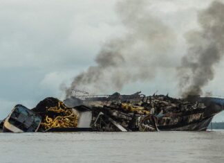 VIDEO – RESCATAN A 29 TRIPULANTES DE UN BARCO ATUNERO ARDIENDO EN COLOMBIA