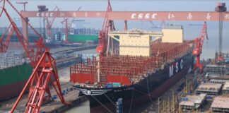 SE BOTÓ EL CARGUERO MAS GRANDE DEL MUNDO, TIENE 400 MTS DE ESLORA Y CARGA 24.116 CONTENEDORES