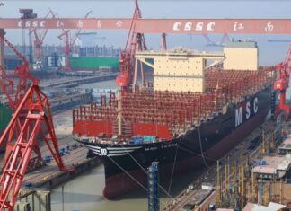 SE BOTÓ EL CARGUERO MAS GRANDE DEL MUNDO, TIENE 400 MTS DE ESLORA Y CARGA 24.116 CONTENEDORES