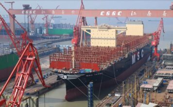 SE BOTÓ EL CARGUERO MAS GRANDE DEL MUNDO, TIENE 400 MTS DE ESLORA Y CARGA 24.116 CONTENEDORES