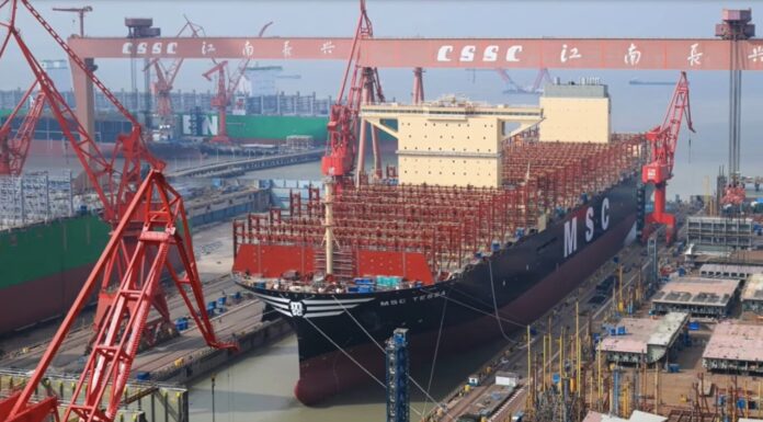 SE BOTÓ EL CARGUERO MAS GRANDE DEL MUNDO, TIENE 400 MTS DE ESLORA Y CARGA 24.116 CONTENEDORES