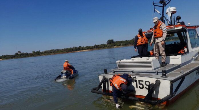 UN REMOLCADOR DERRAMÓ COMBUSTIBLE EN EL PARANÁ Y ALERTAN POR CONTAMINACIÓN