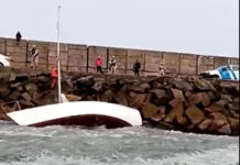 VIDEO – EMERGENCIA EN EL PUERTO DE MDP, UN VELERO FUERA DE CONTROL CHOCA CONTRA LA ESCOLLERA SUR Y SE HUNDE