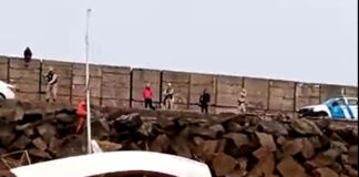 VIDEO – EMERGENCIA EN EL PUERTO DE MDP, UN VELERO FUERA DE CONTROL CHOCA CONTRA LA ESCOLLERA SUR Y SE HUNDE