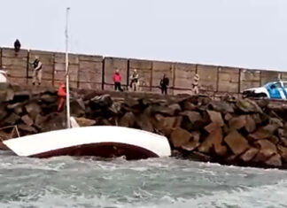 VIDEO – EMERGENCIA EN EL PUERTO DE MDP, UN VELERO FUERA DE CONTROL CHOCA CONTRA LA ESCOLLERA SUR Y SE HUNDE