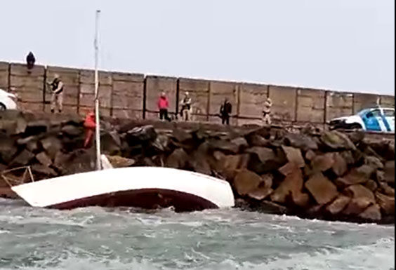 VIDEO – EMERGENCIA EN EL PUERTO DE MDP, UN VELERO FUERA DE CONTROL CHOCA CONTRA LA ESCOLLERA SUR Y SE HUNDE