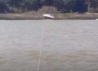 VIDEO – RESCATAN UN VELERO ARGENTINO VARADO EN EL PUERTO DE COLONIA
