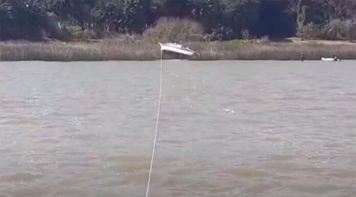 VIDEO – RESCATAN UN VELERO ARGENTINO VARADO EN EL PUERTO DE COLONIA