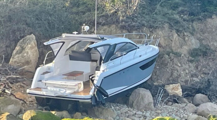 EEUU – SEIS HERIDOS CUANDO UN YATE DE 30 PIES SE ESTRELLA CONTRA UN ACANTILADO EN LA ISLA DE WIGHT