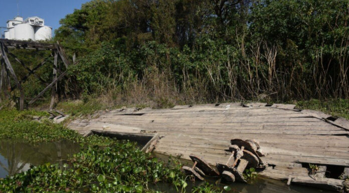 HALLAZGO EN EL PUERTO DE SANTA FE, ¿QUE ES ESE ANTIGUO BARCO DE MADERA QUE EMERGIÓ?
