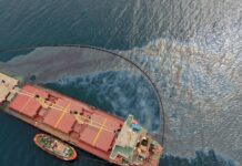 GIBRALTAR CONFIRMA LA FUGA DE COMBUSTIBLE DEL BUQUE SEMIHUNDIDO JUNTO A SU COSTA