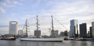 FINALMENTE PUDO AMARRAR LA FRAGATA ARA LIBERTAD DESPUÉS DE LEVANTARSE EL PARO DE REMOLCADORES