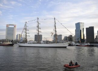 FINALMENTE PUDO AMARRAR LA FRAGATA ARA LIBERTAD DESPUÉS DE LEVANTARSE EL PARO DE REMOLCADORES