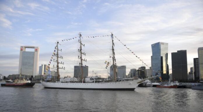 FINALMENTE PUDO AMARRAR LA FRAGATA ARA LIBERTAD DESPUÉS DE LEVANTARSE EL PARO DE REMOLCADORES