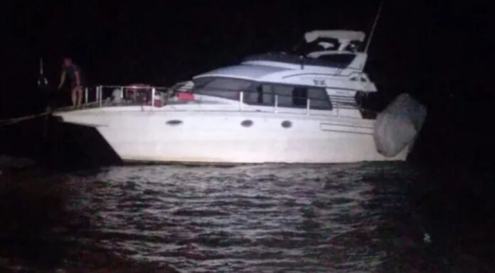 PASO DE LA PATRIA – REFLOTARON EL YATE HUNDIDO EN EL PARANÁ HACE CASI UN MES…ASÍ QUEDÓ!