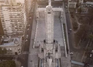 EL EMBLEMÁTICO MONUMENTO CON FORMA DE BARCO