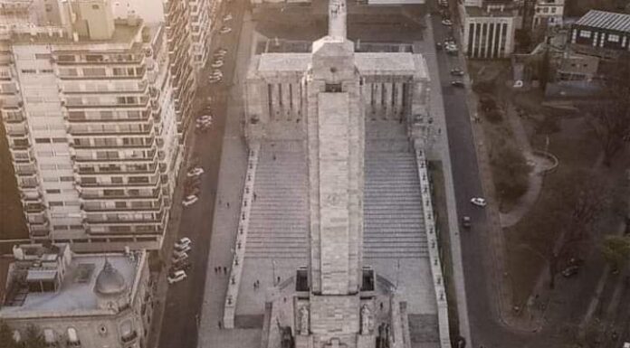 EL EMBLEMÁTICO MONUMENTO CON FORMA DE BARCO