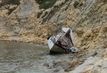 ESPAÑA – UN VELERO QUE ENCALLÓ HACE UN MES, ESTÁ ABANDONADO EN LAS ROCAS DE UNA BAHÍA