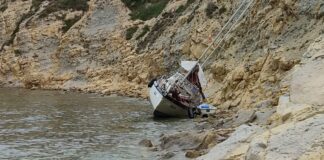 ESPAÑA – UN VELERO QUE ENCALLÓ HACE UN MES, ESTÁ ABANDONADO EN LAS ROCAS DE UNA BAHÍA
