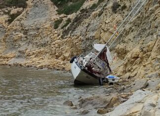ESPAÑA – UN VELERO QUE ENCALLÓ HACE UN MES, ESTÁ ABANDONADO EN LAS ROCAS DE UNA BAHÍA