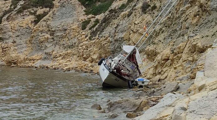 ESPAÑA – UN VELERO QUE ENCALLÓ HACE UN MES, ESTÁ ABANDONADO EN LAS ROCAS DE UNA BAHÍA