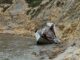 ESPAÑA – UN VELERO QUE ENCALLÓ HACE UN MES, ESTÁ ABANDONADO EN LAS ROCAS DE UNA BAHÍA