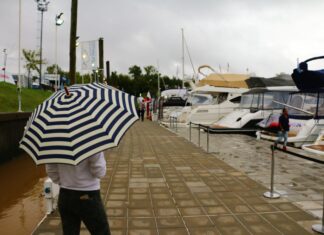 NI LA LLUVIA, NI EL MAL TIEMPO….IMPEDIRÁN QUE HOY CONTINÚE EL SALÓN NÁUTICO