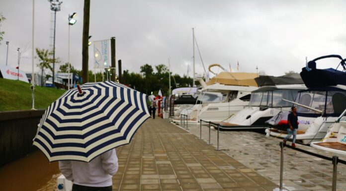 NI LA LLUVIA, NI EL MAL TIEMPO….IMPEDIRÁN QUE HOY CONTINÚE EL SALÓN NÁUTICO