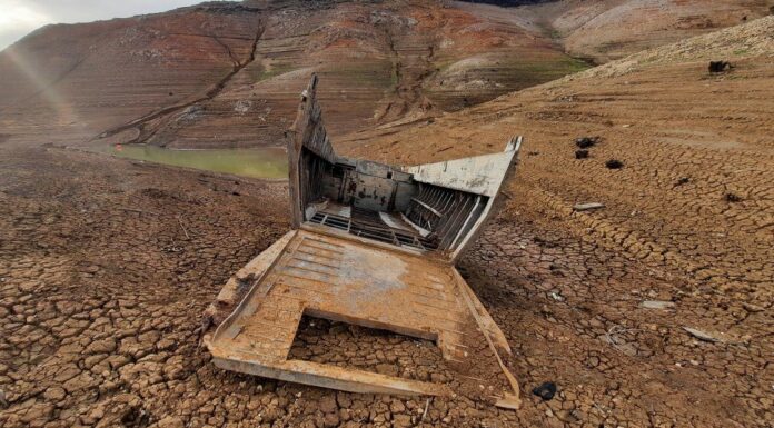 EL “BARCO FANTASMA” DE LA 2º GUERRA MUNDIAL EMERGE EN UN LAGO AFECTADO POR LA SEQUIA: “SU HUNDIMIENTO SIGUE SIENDO UN MISTERIO”