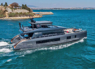 ASÍ ES EL VISION F80, UN CATAMARÁN DE LUJO CARGADO DE PANELES SOLARES