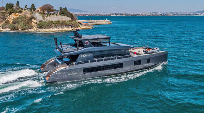 ASÍ ES EL VISION F80, UN CATAMARÁN DE LUJO CARGADO DE PANELES SOLARES