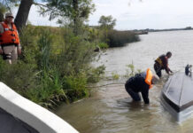 PREFECTURA ASISTIÓ A CUATRO HOMBRES QUE DIERON VUELTA DE CAMPANA CON SU EMBARCACIÓN