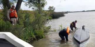 PREFECTURA ASISTIÓ A CUATRO HOMBRES QUE DIERON VUELTA DE CAMPANA CON SU EMBARCACIÓN