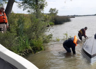 PREFECTURA ASISTIÓ A CUATRO HOMBRES QUE DIERON VUELTA DE CAMPANA CON SU EMBARCACIÓN