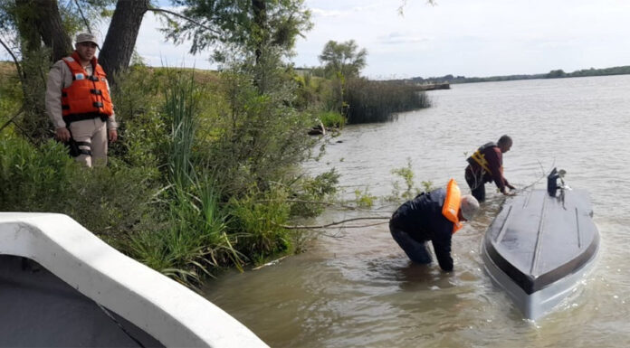 PREFECTURA ASISTIÓ A CUATRO HOMBRES QUE DIERON VUELTA DE CAMPANA CON SU EMBARCACIÓN
