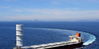 EL PRIMER BARCO GRANELERO PROPULSADO POR TECNOLOGÍA EÓLICA Y UNA VELA RÍGIDA, YA SURCA LOS OCÉANOS