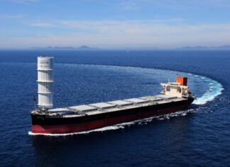 EL PRIMER BARCO GRANELERO PROPULSADO POR TECNOLOGÍA EÓLICA Y UNA VELA RÍGIDA, YA SURCA LOS OCÉANOS