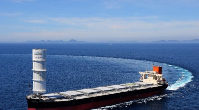EL PRIMER BARCO GRANELERO PROPULSADO POR TECNOLOGÍA EÓLICA Y UNA VELA RÍGIDA, YA SURCA LOS OCÉANOS